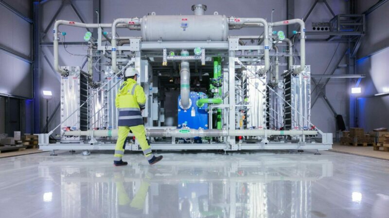 Sieht aus wie etwas aus der Zukunft, ist aber etwas für die Zukunft: Blick auf den Elektrolyseur für die Herstellung von grünem Wasserstoff bei Air Liquide. Der Bundespräsident stattete dem Unternehmen einen Besuch ab.