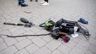 Die Ausrüstung eines Kamerateams liegt nach einem Übergriff zwischen Alexanderplatz und Hackescher Markt auf dem Boden.