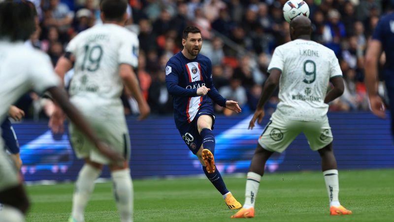 Lionel Messi (M) wurde von Paris Saint-Germain für zwei Spiele suspendiert.