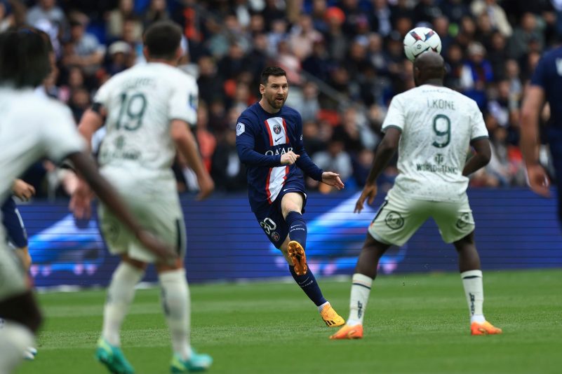 Lionel Messi (M) wurde von Paris Saint-Germain für zwei Spiele suspendiert.