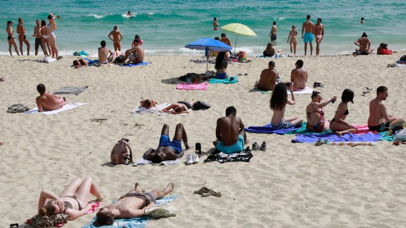 Sommerlich: Touristen Ende April an einem Strand in Palma auf Mallorca.