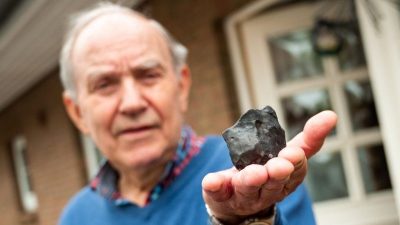 Meteorit schlägt in Wohnhaus ein: 4 Kilogramm Gestein geborgen