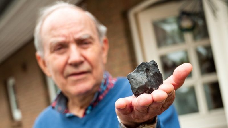 Wilfried Labusch in Elmshorn mit dem kleinen Meteoriten, der in sein Haus niedergegangen ist.