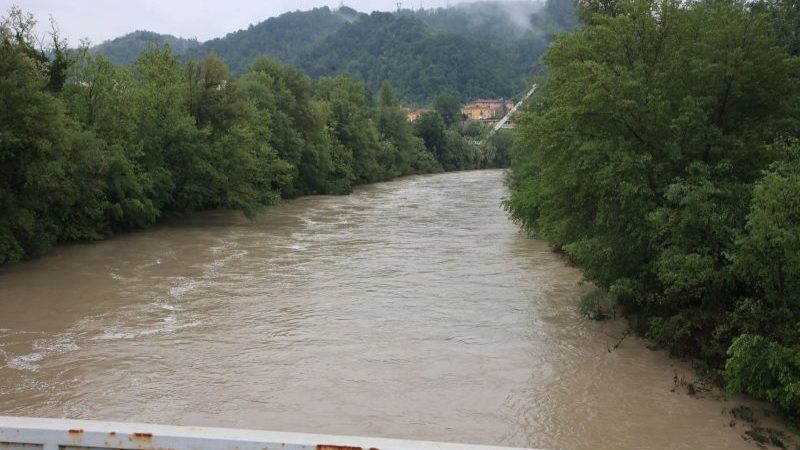 Der Fluss ist nach heftigen Regenfällen bedrohlich angeschwollen.