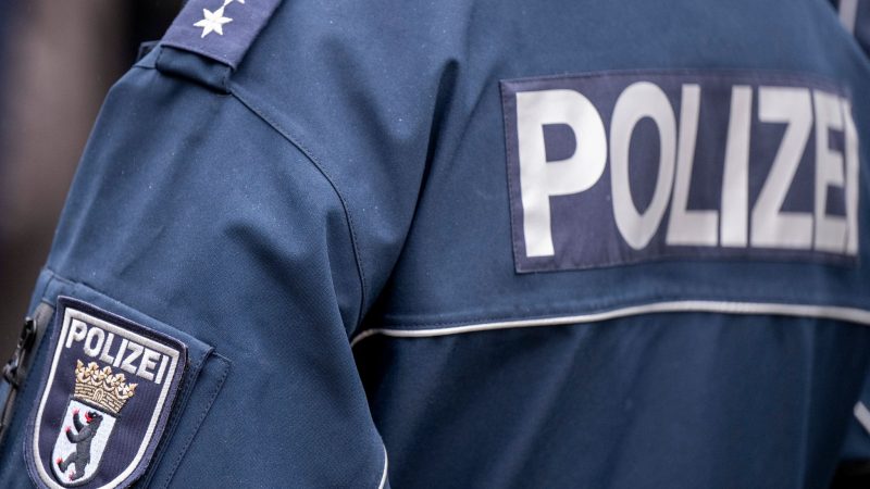 Die Uniform eines Berliner Polizeibeamten: Zwei Schulkinder sind laut Polizei in einer Schule in Berlin-Neukölln vermutlich von einem Mann verletzt worden.