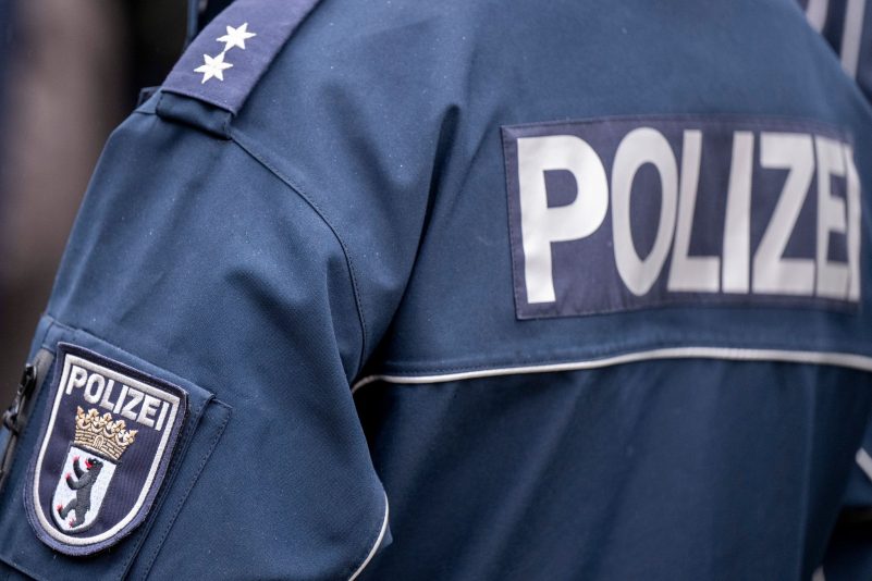 Die Uniform eines Berliner Polizeibeamten: Zwei Schulkinder sind laut Polizei in einer Schule in Berlin-Neukölln vermutlich von einem Mann verletzt worden.