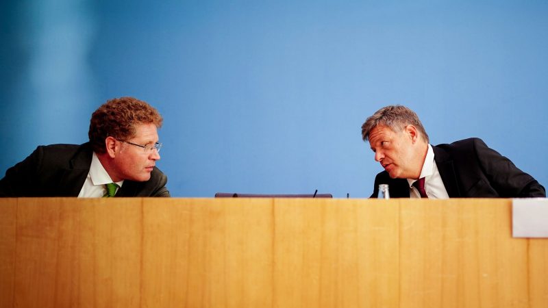 Bundeswirtschaftsminister Robert Habeck (Grüne, r) und sein Staatssekretär Patrick Graichen.