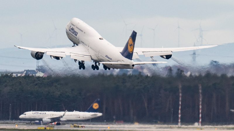 Eine Lufthansa-Maschine startet vom Flughafen Frankfurt: Fraport will mit einer Steigerung der Passagierzahlen am Jahresende zwischen 56,5 und 63,5 Millionen Fluggäste abgefertigt haben.