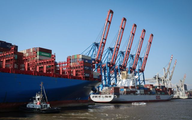Containerschiffe am Terminal Tollerort der Hamburger Hafen: «Die schwächelnde Weltkonjunktur nagt merklich an den deutschen Exporten.»