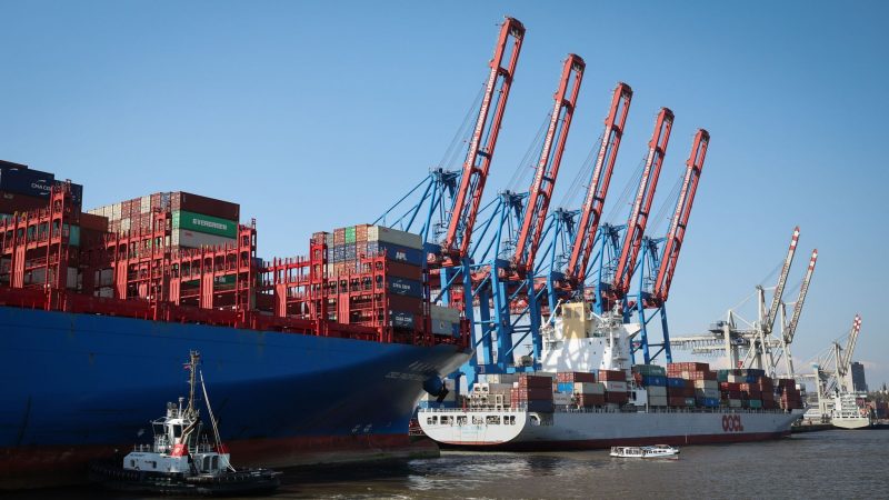 Containerschiffe am Terminal Tollerort der Hamburger Hafen: «Die schwächelnde Weltkonjunktur nagt merklich an den deutschen Exporten.»