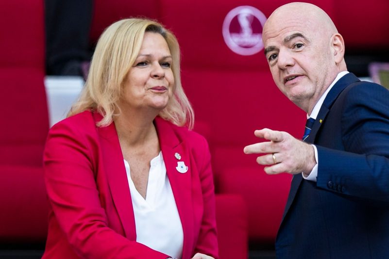 Bundesinnenministerin Nancy Faeser (l) und FIFA-Präsident Giovanni Infantino bei der WM in Katar.