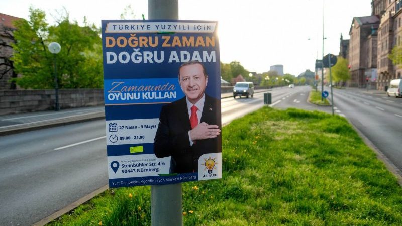 Plakate für die Präsidentenwahl in der Türkei hängen am Frauentorgraben in Nürnberg. Darauf ruft Erdogan türkische Wahlberechtigte auf, bei der Wahl am 14. Mai für ihn zu stimmen.