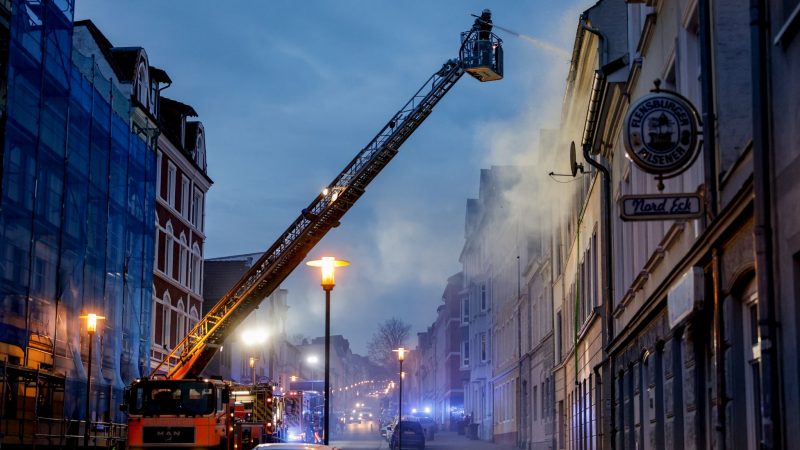 Die Feuerwehr ist beim Brand in der Flensburger Neustadt im Einsatz.