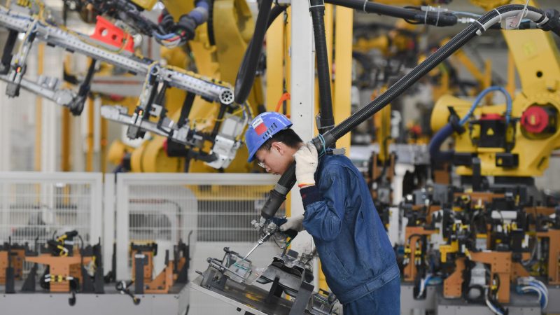 Ein Arbeiter bedient einen Roboter im PKW-Werk am Standort Ningde der SAIC Motor Corporation Ltd. in Ningde in der südostchinesischen Provinz Fujian.
