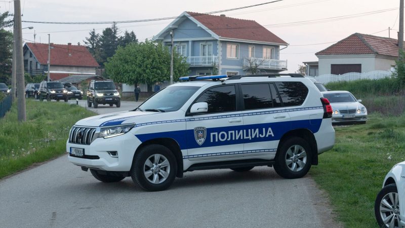 Ein Polizeifahrzeug blockiert den Eingang zum Dorf Dubona, etwa 50 Kilometer südlich von Belgrad.