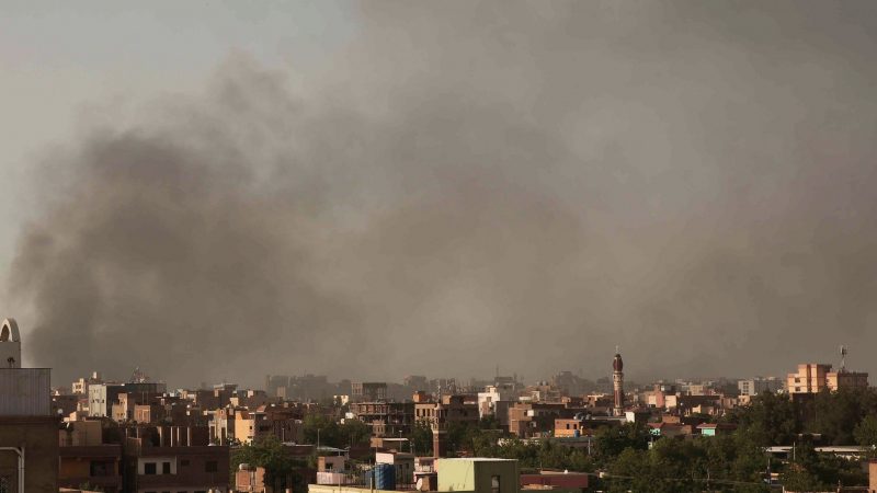 Rauch steigt am 29.04.2023 über der sudanesischen Hauptstadt Khartum auf.
