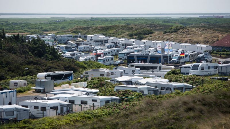 Wohnwagen und Wohnmobile stehen auf der Nordseeinsel Sylt auf einem Campingplatz in den Dünen. Die höchsten Dichten an Wohnmobilen pro Einwohner finden sich im äußersten Norden und Süden Deutschlands.