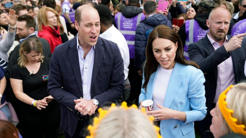 William (Mitte l), Prinz von Wales, und Kate (Mitte r), Prinzessin von Wales, mischen sich am Sonntag in der Nähe von Schloss Windsor unters Volk.
