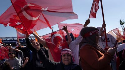 Steine auf Oppositionspolitiker – Schläge gegen syrisches Kind: Gewalt überschattet Wahlkampf in Türkei