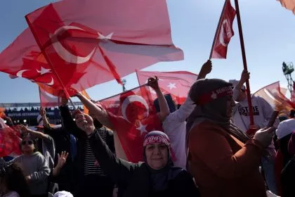 Steine auf Oppositionspolitiker – Schläge gegen syrisches Kind: Gewalt überschattet Wahlkampf in Türkei