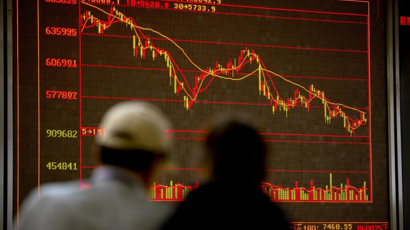 Chinesische Investoren beobachten die Aktienkurse in einem Brokerhaus in Peking.