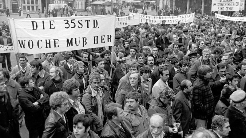 Mitarbeiter der Klöckner-Werke fordern am 17. November 1978 auf dem Marktplatz von Bremen auf einem Transparent die 35-Stunden-Woche.
