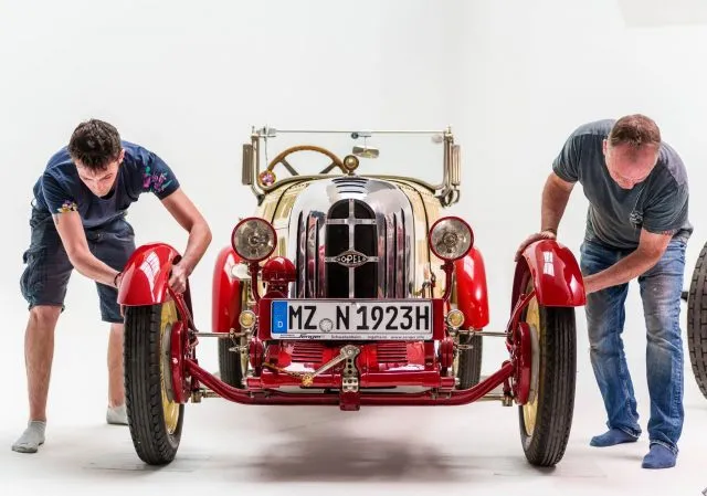 Der Opel Raketenwagen RAK I wird für die Adam Opel-Festwoche vorbereitet, die anlässlich Adam Opels 186. Geburtstag von der Stadt Rüsselsheim veranstaltet wird.