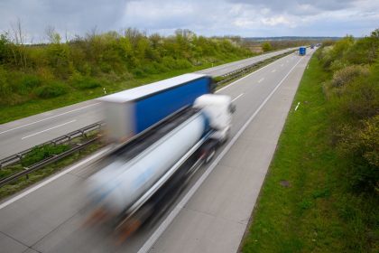 Betrunkener Australier fährt an Lkw-Fahrgestell hängend hunderte Kilometer