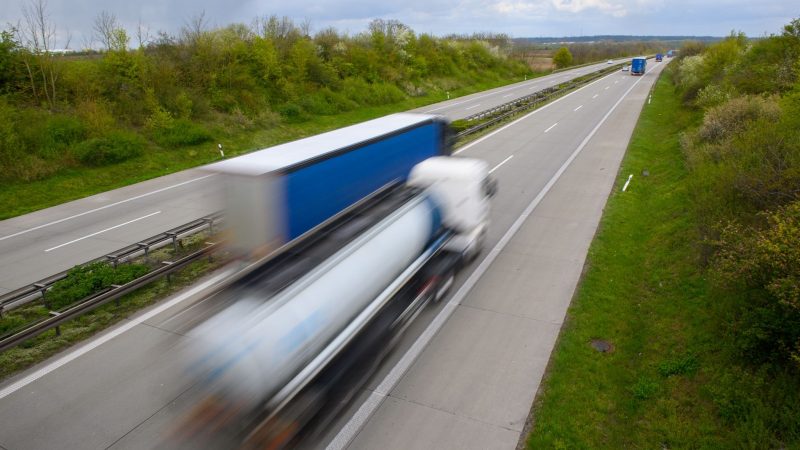 Lastwagen auf der A14 - die meisten Güter werden in Deutschland per Lkw transportiert.