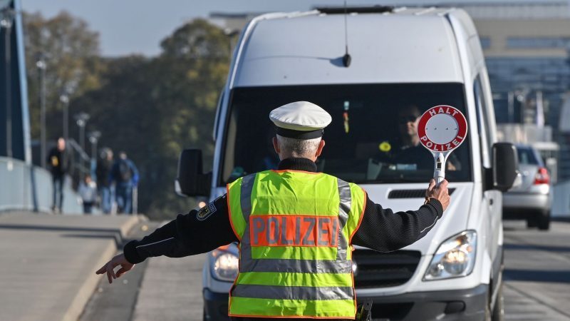 Ein Beamter der Bundespolizei stoppt einen Fahrer eines Kleintransporters bei der Einreise nach Deutschland am deutsch-polnischen Grenzübergang Stadtbrücke in Frankfurt (Oder). (Archiv)