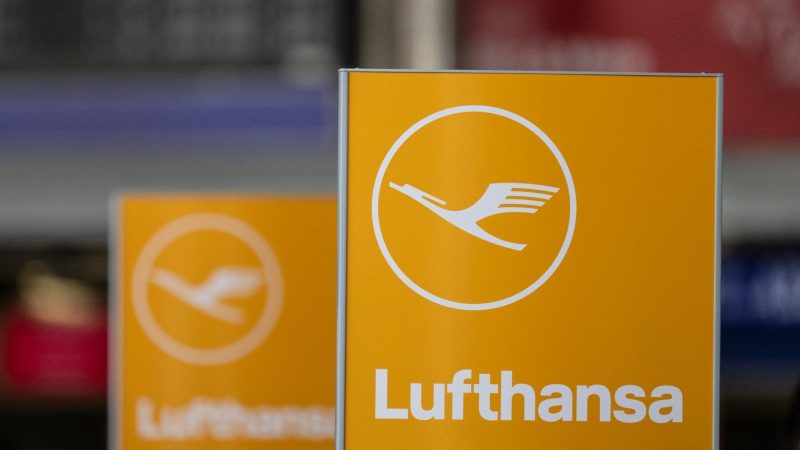 Das Logo der Lufthansa auf einem Schild im Terminal 1 des Flughafens.
