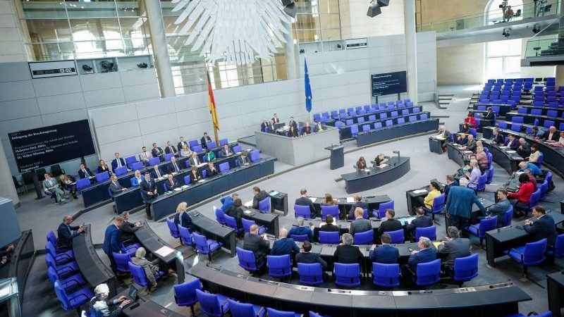 Blick in den Plenarsaal des Deutschen Bundestags. Abgeordnete bekommen ab dem 1. Juli mehr Gehalt.