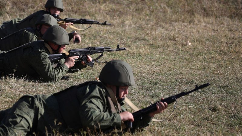 Rekruten trainieren auf einem Schießplatz im Süden Russlands (Archivbild).