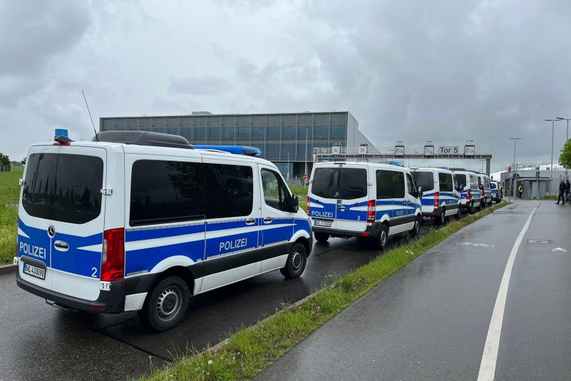 Die Polizei ist mit einem Großaufgebot vor Ort.
