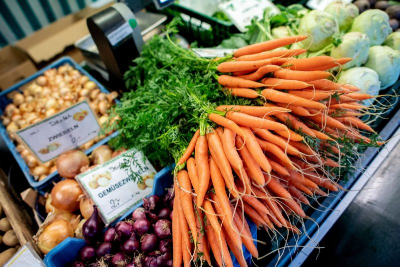Gemüse auf einem Wochenmarkt: Wie werden sich die Preise entwickeln?
