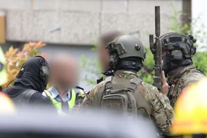 Mehrere schwer verletzte Einsatzkräfte bei Explosion in Hochhaus in Ratingen