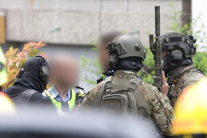 Polizeibeamte mit Spezialausrüstung sind im Einsatz.