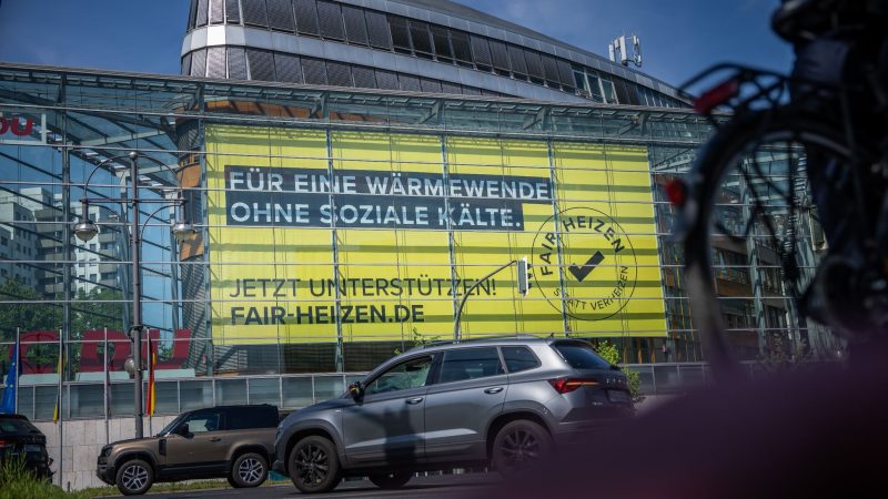 Das Plakatmotiv der neuen CDU-Kampagne «Für eine Wärmewende ohne soziale Kälte» ist groß an der Fassade der CDU-Parteizentrale in Berlin angebracht.