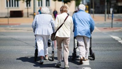 Neuesten Rechnungen zufolge kommen bis zum Jahr 2060 auf 100 Menschen im Erwerbsalter 45 im Rentenalter.