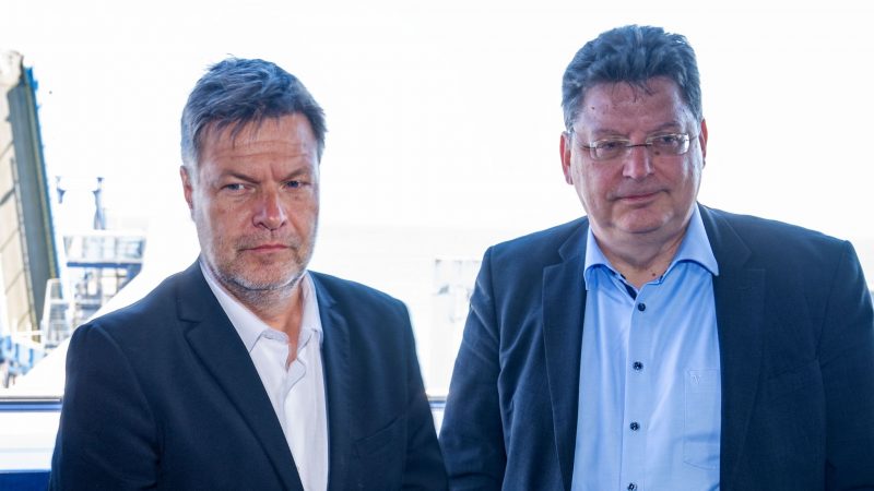 Bundeswirtschaftsminister Robert Habeck (Bündnis90/Grüne,l) trifft Reinhard Meyer (SPD), Wirtschafts-, Tourismus- und Verkehrsminister von Mecklenburg-Vorpommern, auf der Insel Rügen.