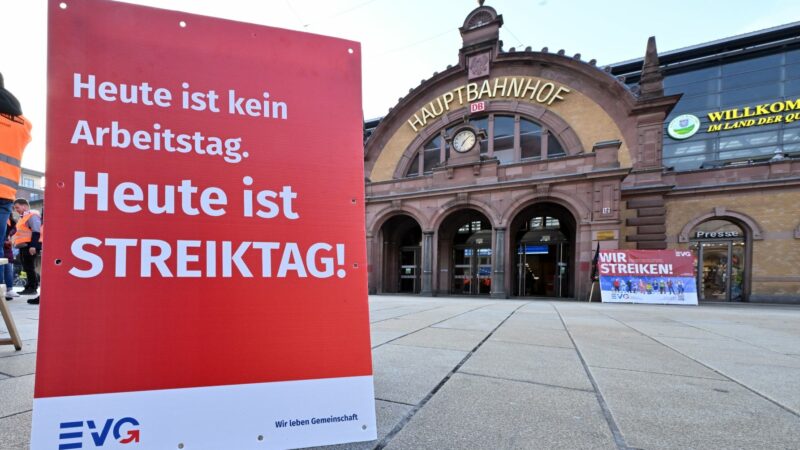 «Heute ist Streiktag» steht auf einem Plakat vor dem Erfurter Hauptbahnhof.