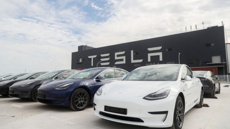 Fahrzeuge des Models 3 stehen vor der Tesla-Fabrik in Shanghai.