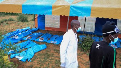 Exhumierte Leichen von Opfern einer «Hungersekte» in Kenia werden aufgebahrt.