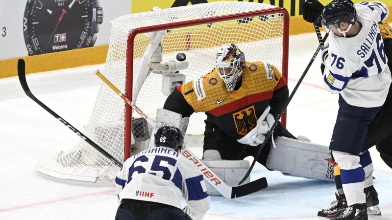 DEB-Torhüter Dustin Strahlmeier kassiert das 2:3.