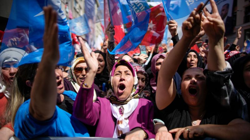 Anhänger des türkischen Präsidenten Erdogan, rufen bei einer Wahlkampfveranstaltung Parolen.