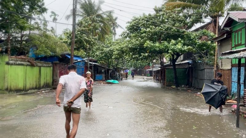 Auf diesem Videostandbild gehen Einheimische auf einer durch starken Regen überfluteten Straße, während sich der Zyklon Mocha Myanmar nähert.
