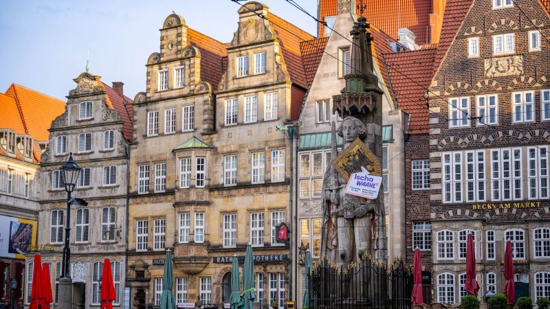 Ein Schild mit der Aufschrift «Ischa Waahl» hängt am Schild des Roland von Bremen auf dem Platz vor dem Rathaus.