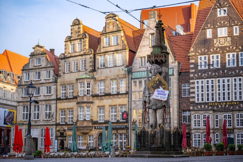 Ein Schild mit der Aufschrift «Ischa Waahl» hängt am Schild des Roland von Bremen auf dem Platz vor dem Rathaus.