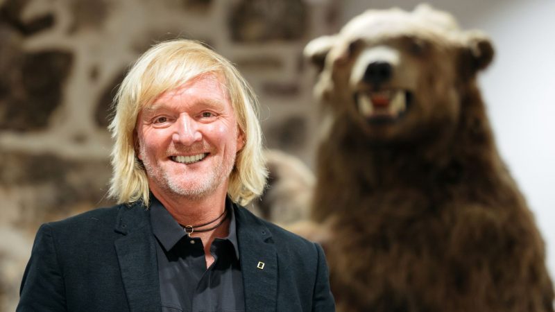 Andreas Kieling bei der Vernissage zu seiner Ausstellung «Mit den Grizzlys durch Alaska» neben einem Präparat eines Grizzlybären.