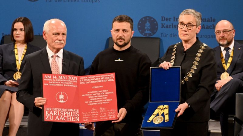Der ukrainische Präsident Selenskyj ist erstmals nach Beginn des russischen Angriffskriegs in Deutschland. Der Internationale Karlspreis zu Aachen ist der älteste und bekannteste Preis, der für Leistungen im Dienste der europäischen Einigung verliehen wird.
